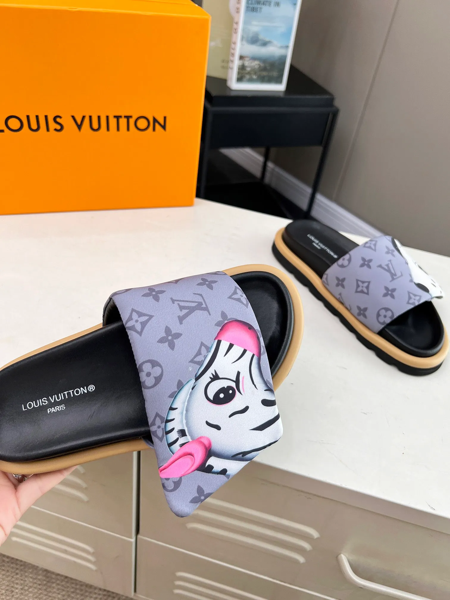 👟👟Ex-factory price 360👟👟 lv donkey brand l home 2024 hot style embossed logo embossed sandals This ol low comfort flat sandals are made of technical fabrics and use high-frequency embossing technology to reinterpret the monogram pattern. Soft padded upper with adjustable Velcro, comfortable and tough insole adds harmonious color ▪️Fabric: Original customized technical fabric ▪️Lining: soft sheepskin lining ▪️Sole: Original open-molded rubber foam outsole Color: .yellow.black▪️